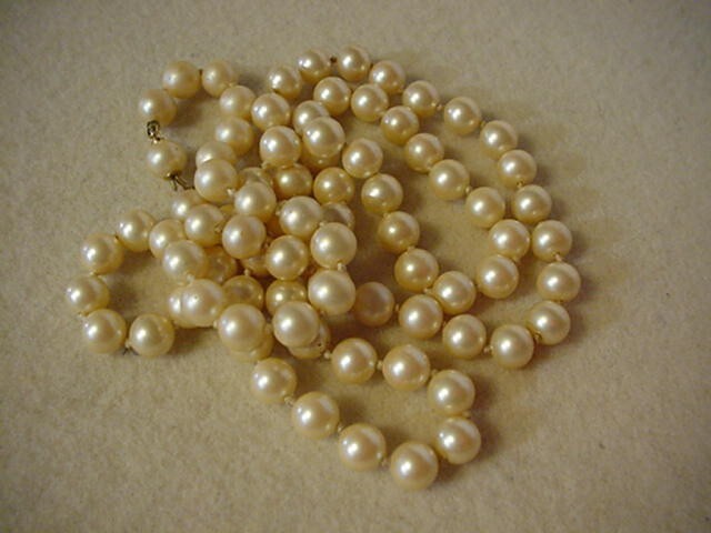 Vintage LONG Faux Pearl Necklace/Beads – CHAMPAGNE – Knotted – GT slip-in Clasp