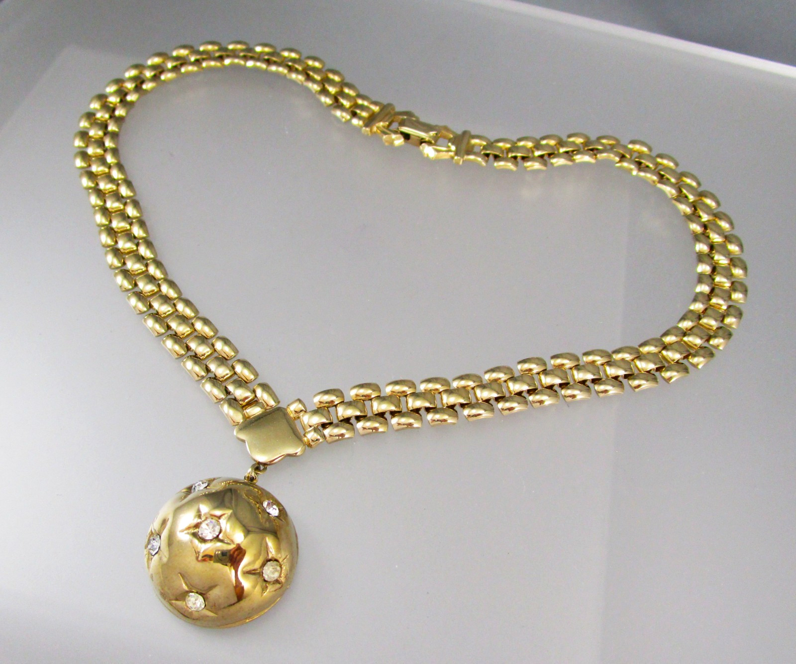Vintage Gold Tone Basketweave Chain Dangling Round Crystal Pendant Necklace 781