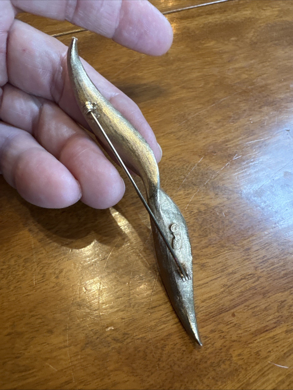 CORO Signed Vntg Long Leaf w/ Twist Gold Pin BroochTextured Gold tone 4.25″ EUC