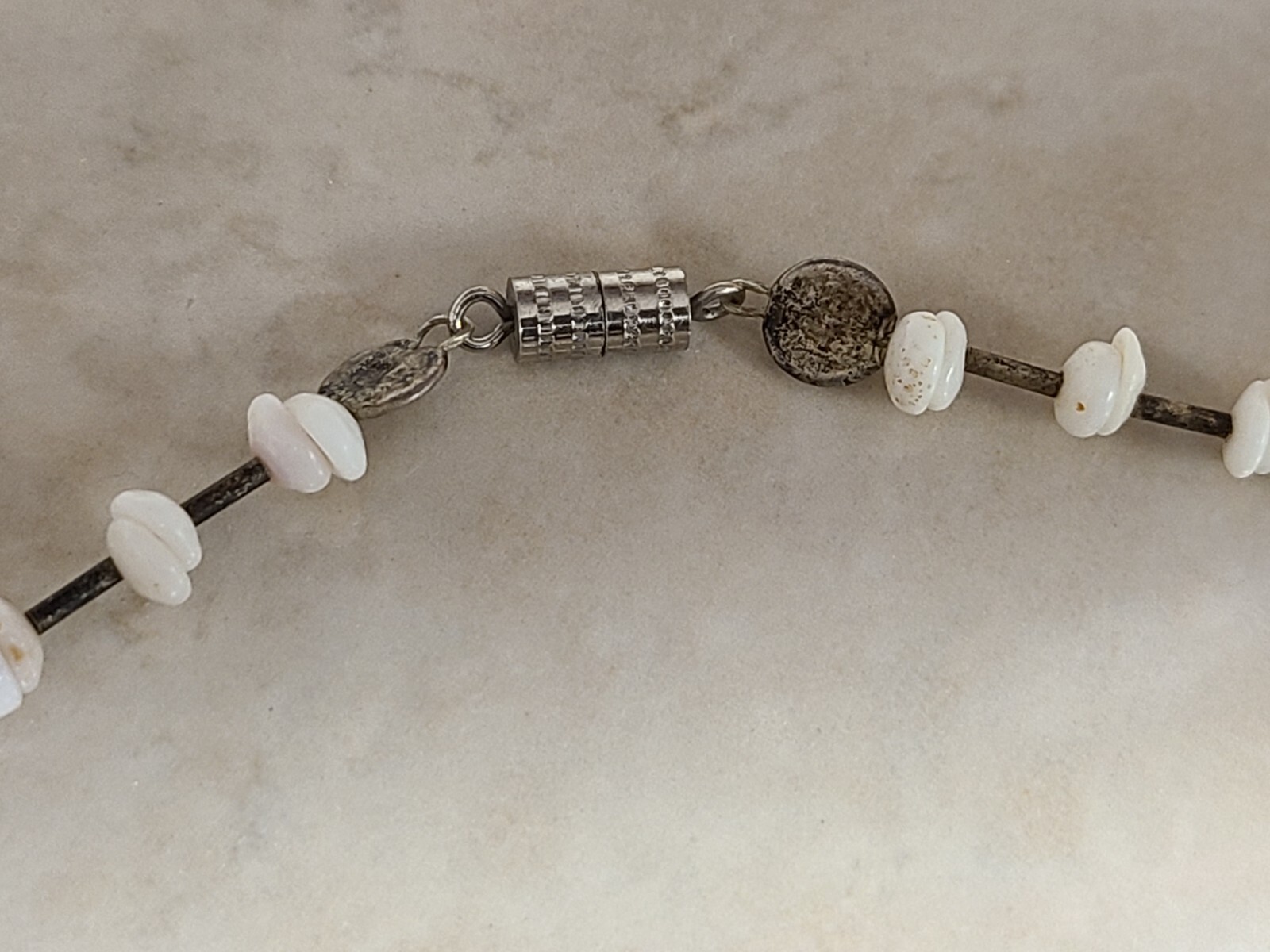 VTG 70s HAWAIIAN WHITE BOHO PUKA SHELL SURFER BEACH BEADED NECKLACE B2