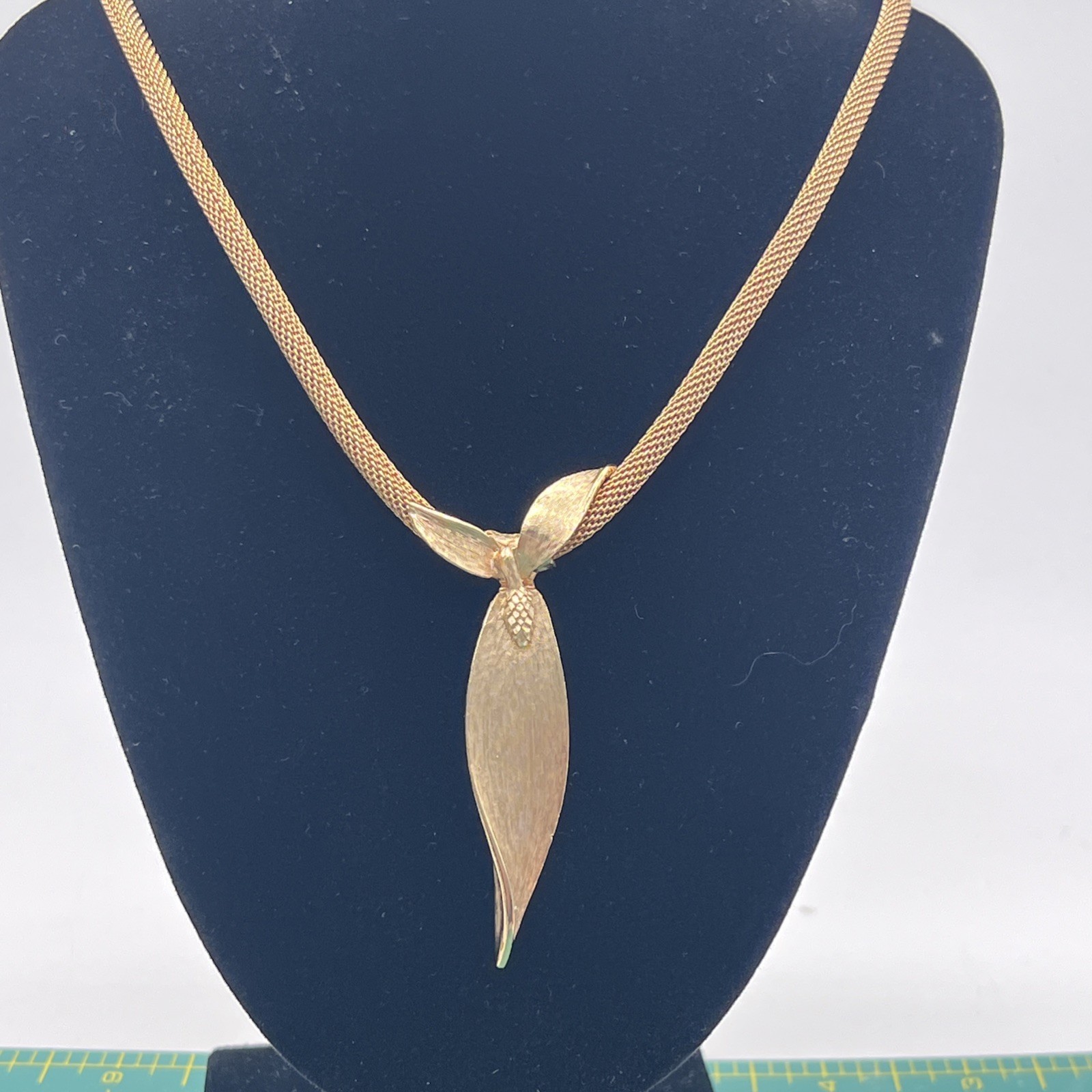 Judy Lee Vintage 2 3/4” Brushed Goldtone Leaf Necklace 20” Mesh Chain Signed MCM