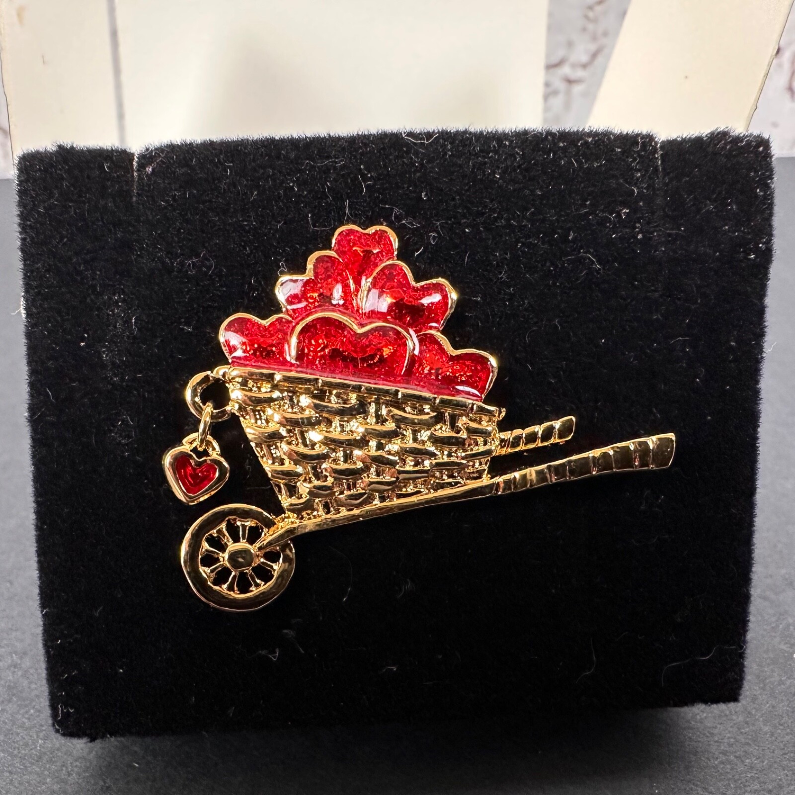 Avon Garden of Love Pin Gold Tone Wheelbarrow Red Enamel Hearts 1992 New