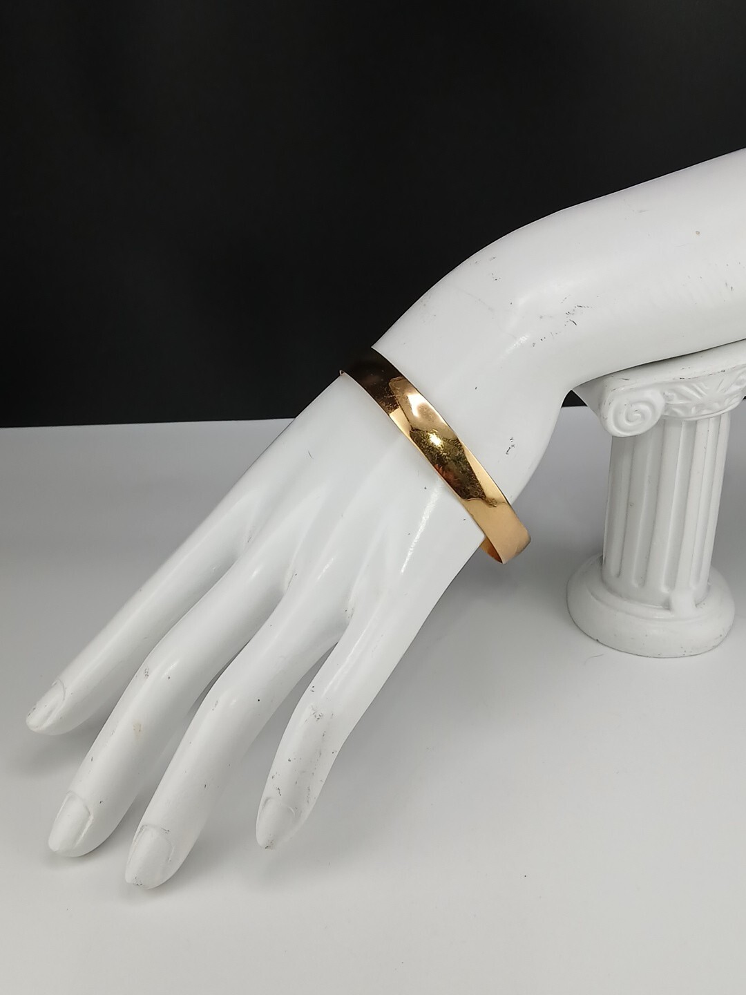 NAPIER 1980s polished gold tone 3/8 in wide size 7 3/4 in bangle bracelet