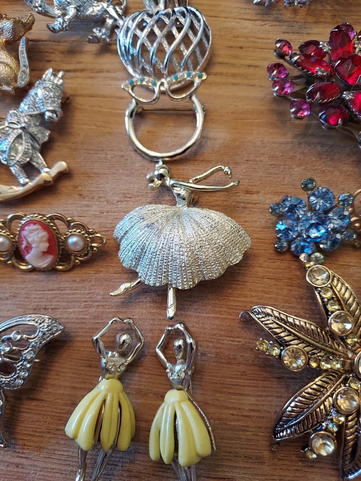 Huge Lot Of Vintage Booch/ Pins Trifari Lisner Roman Jj Avon Gerrys Rafaelian