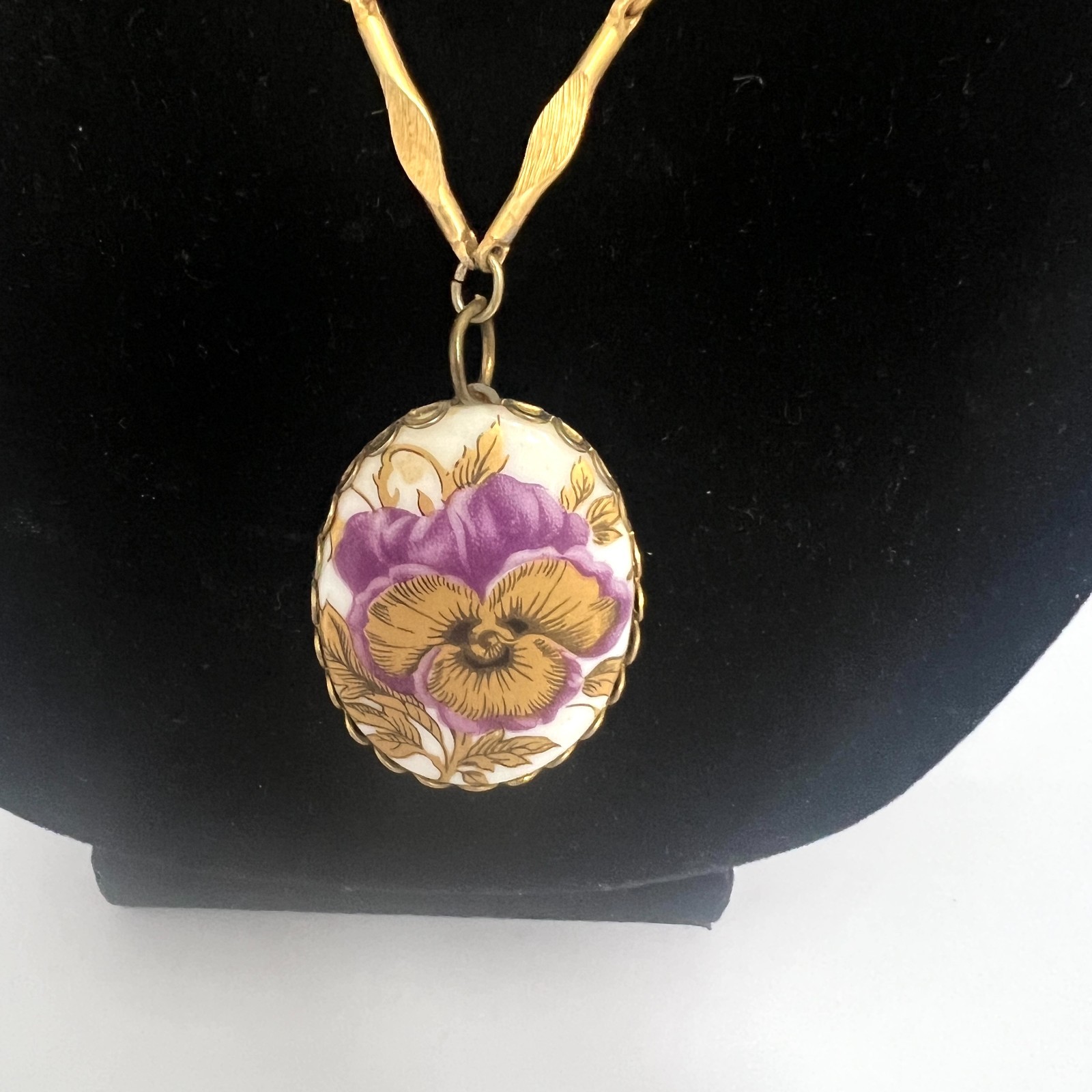 Vintage Gold Tone Cable Chain Necklace With Purple & Gold Pansy Pendant 24″