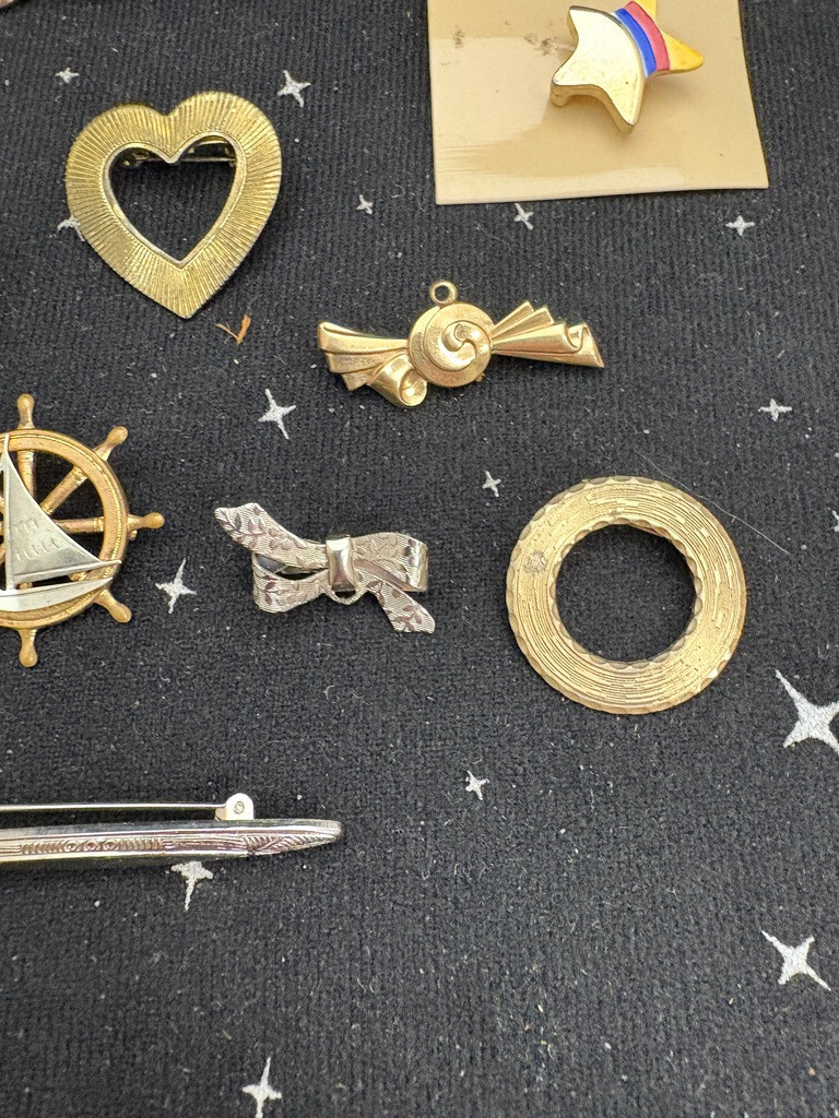 VTG Metal Pins Lot Of 18 Hearts,Stars,Flowers Mostly Gold Color