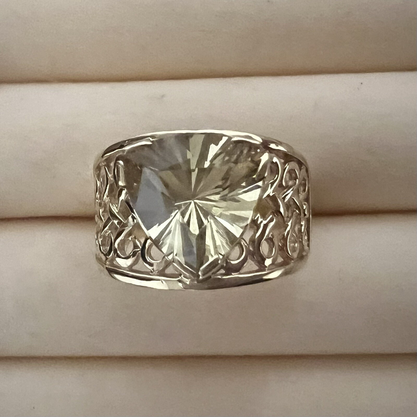 Vintage 14 Karat Yellow Gold Celtic Knot Natural Golden Beryl Ring Size 8.25