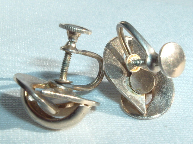VINTAGE GOLD TONE TWISTED KNOT SCREW BACK EARRINGS