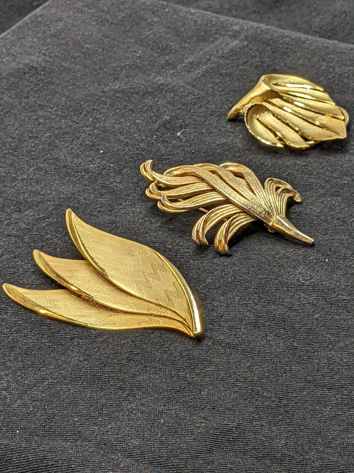 Vintage Lot of Leaf Broochs Gold Tone Pin Signed Lisa Estate Find Nature Trees