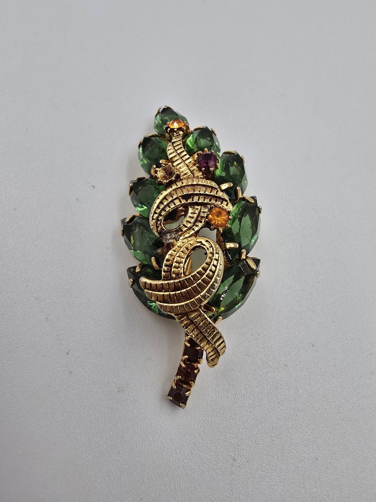 Vintage Rhinestone Brooch Gold Tone Green Pin Leaf Ribbon Unsigned Beauty D&E?