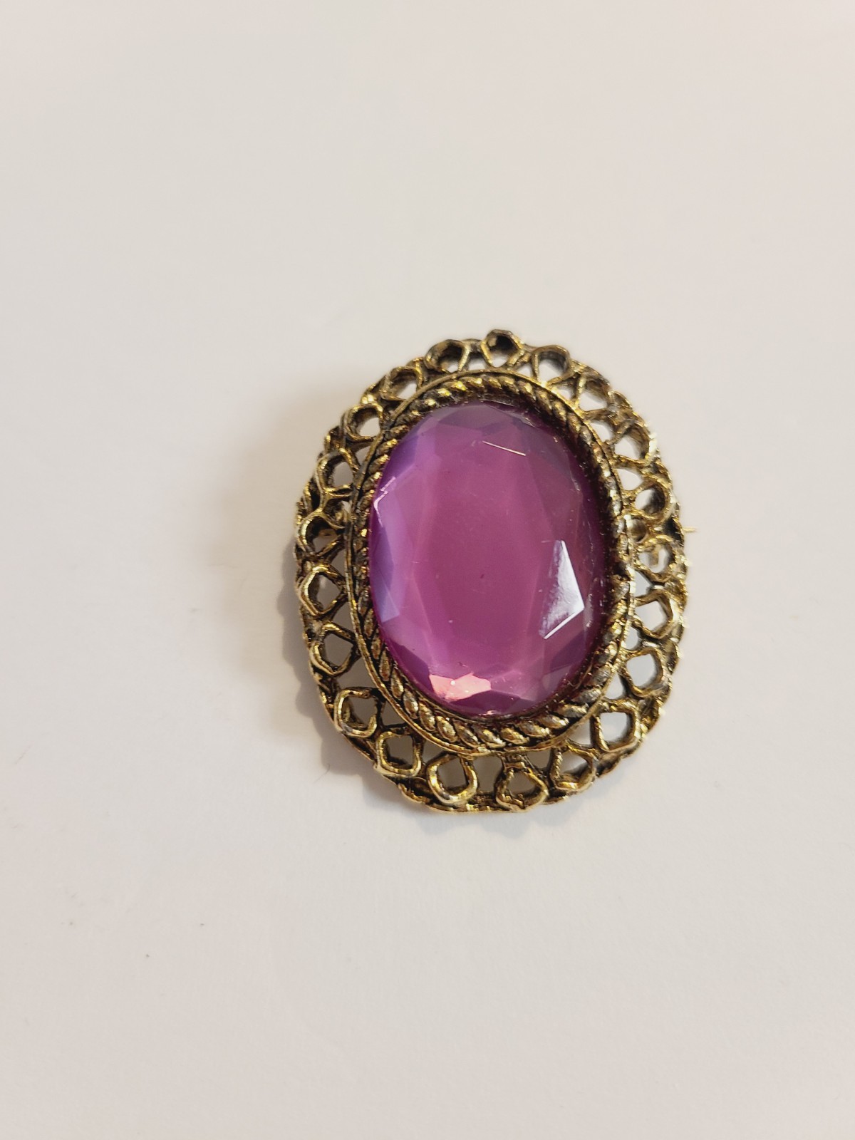 VINTAGE GOLD TONE OVAL FACETED ACRYLIC PURPLE GEM BROOCH PIN