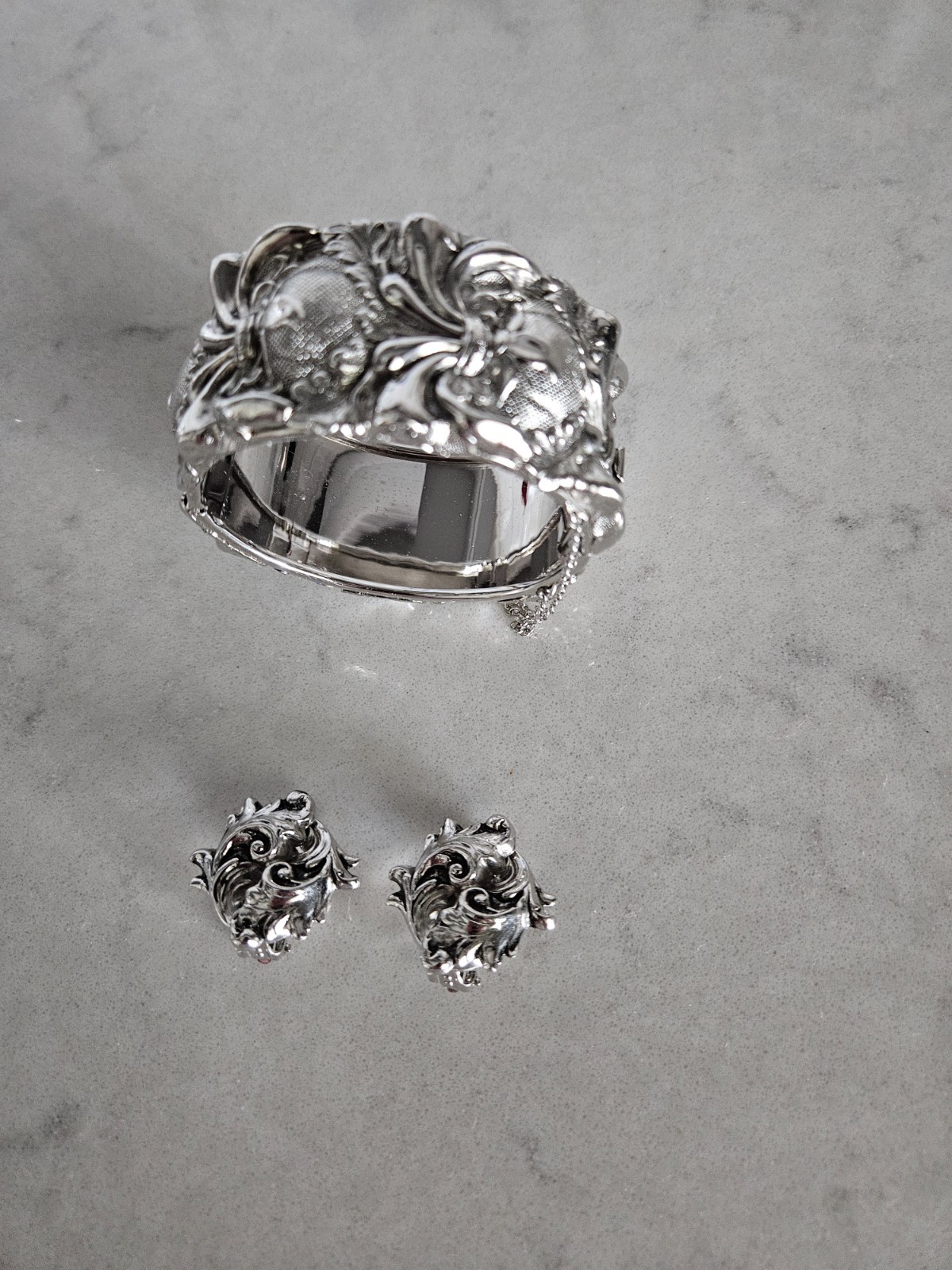 RARE AND VINTAGE WHITING & DAVIS SILVER SWIRLED HINGED CUFF BRACELET