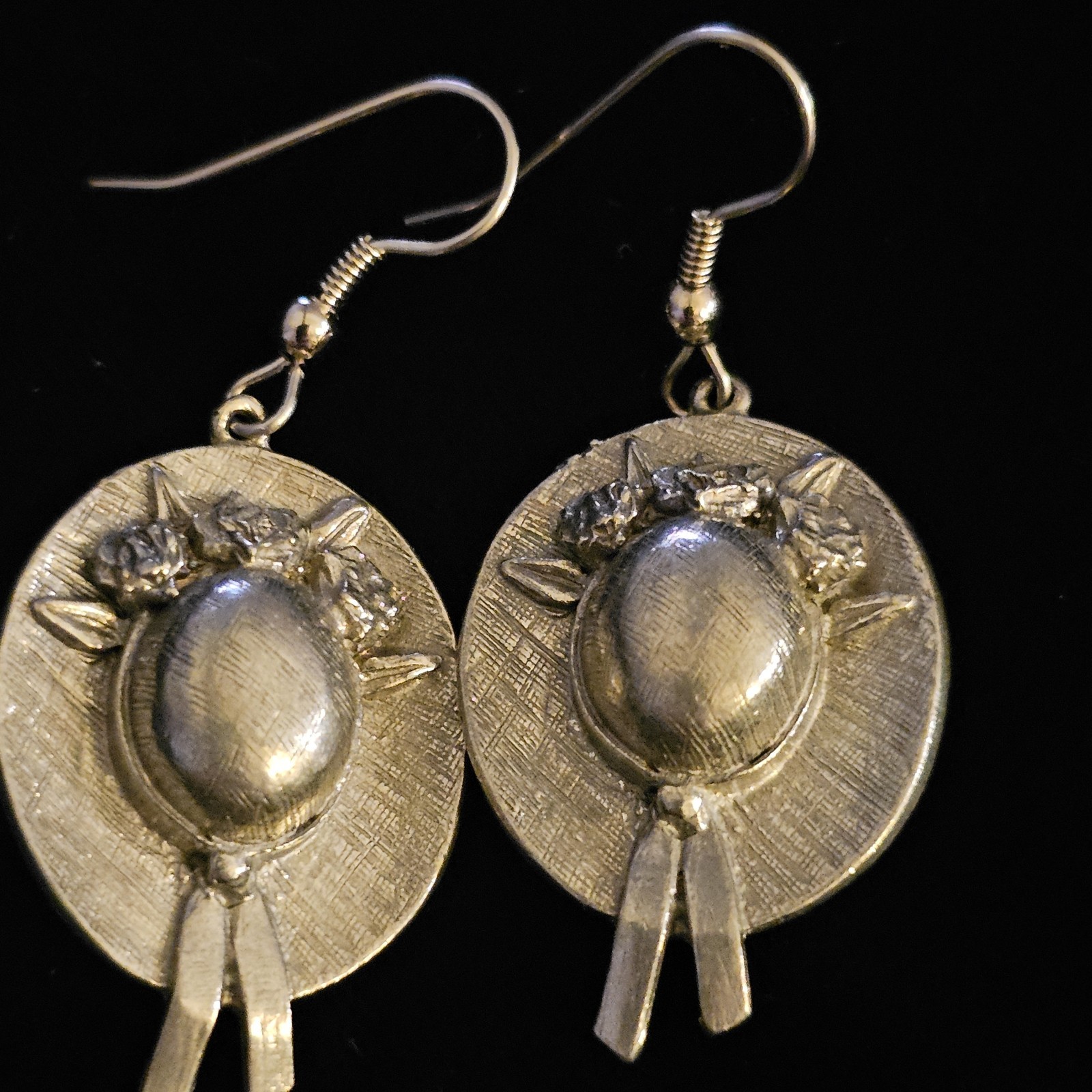 Vintage 1980 CLIFT STRAW HAT w/ FLOWERS PEWTER DANGLE PIERCED EARRINGS Beautiful