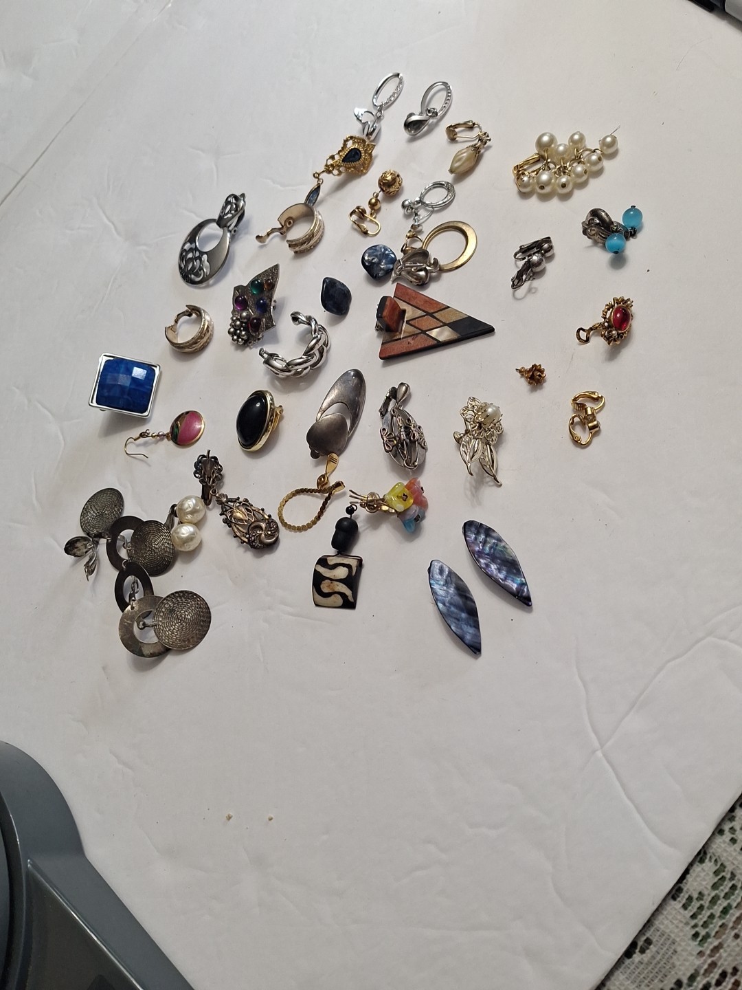 Costume Jewelry Earring Lot 40 pc pre-owned SINGLES AND PAIRS. AS IS . JZ