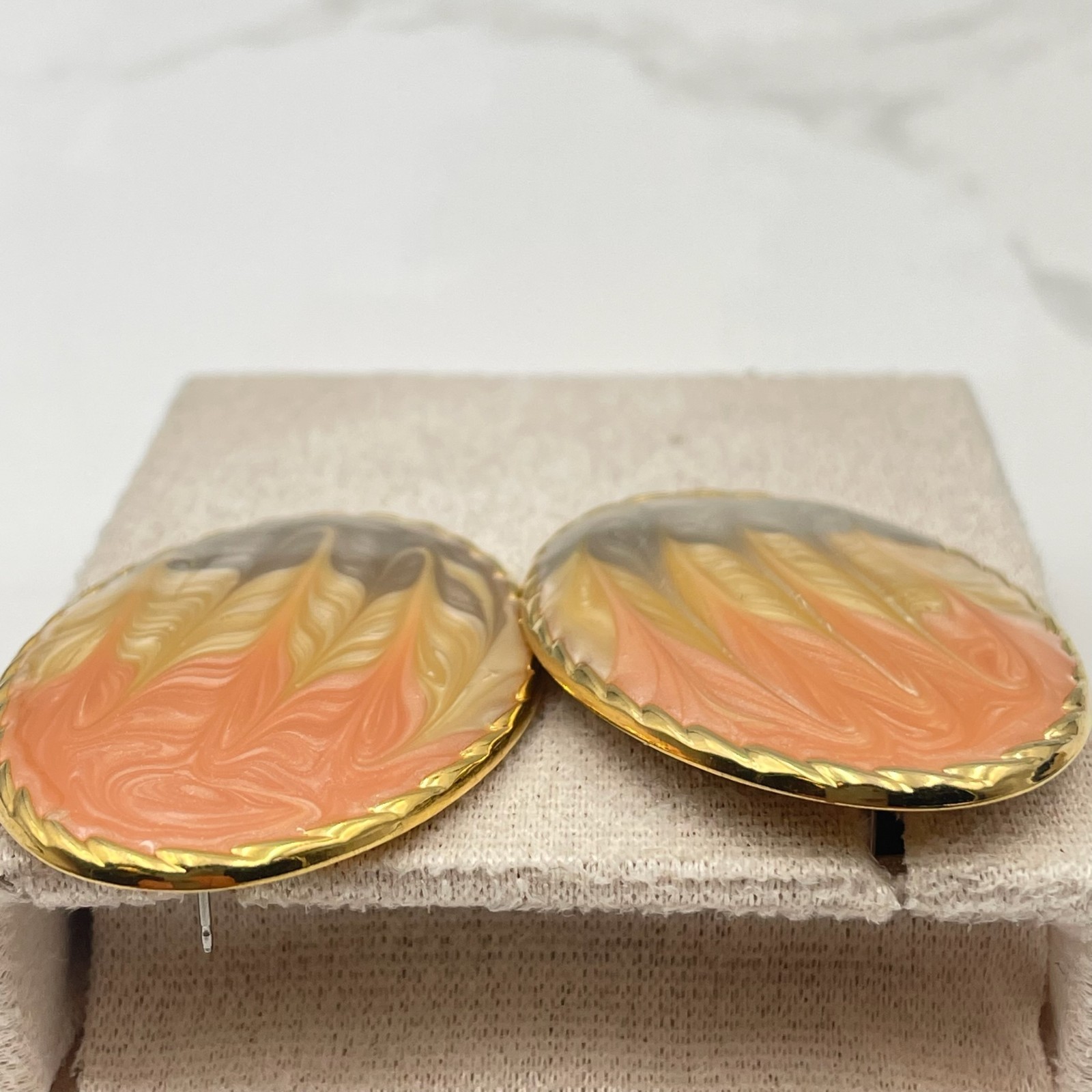 Vintage VTG Swirl Enamel Gold Tone Clip-On Earrings Peach Brown Cream Oval