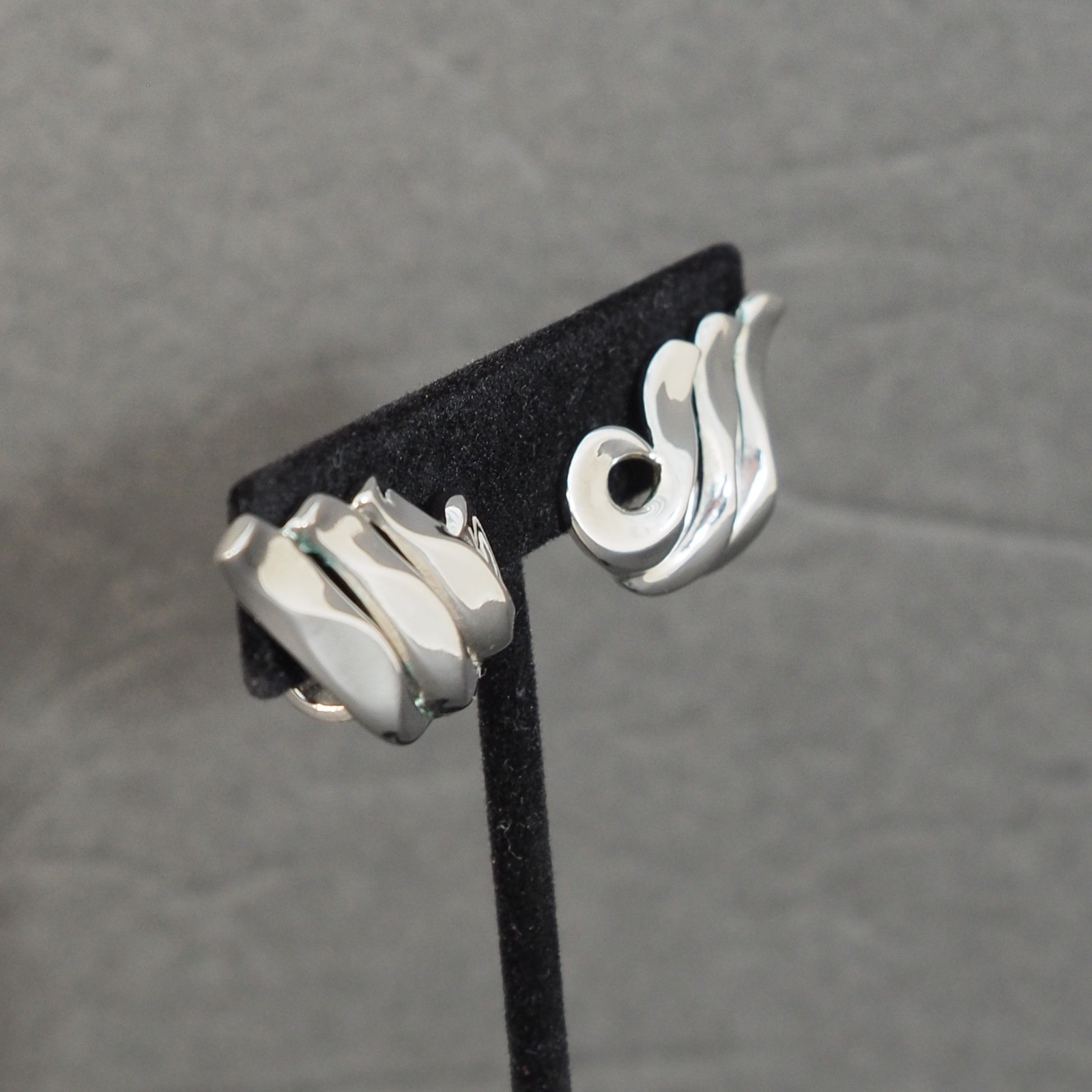 Trifari Silver Tone Swirl Ribbon Twist Clip On Earrings Shiny Statement Vintage