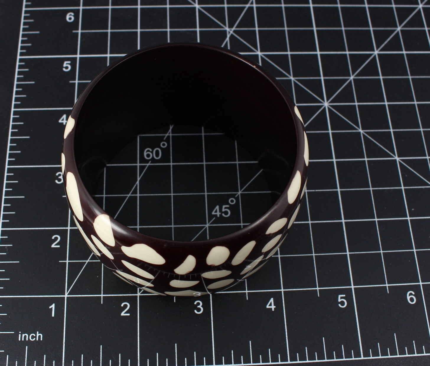 VINTAGE 70’S CHUNKY BROWN & WHITE PLASTIC LUCITE BANGLE BRACELET