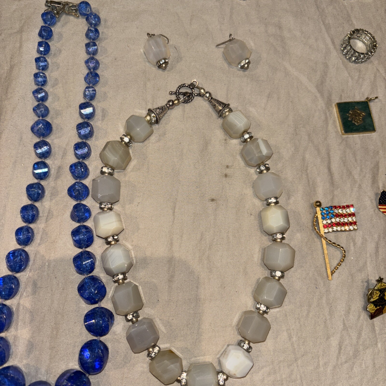 40 PIECE LOT VINTAGE COSTUME JEWELRY: NECKLACES, RINGS, PENDANTS, ETC AUCTION #8
