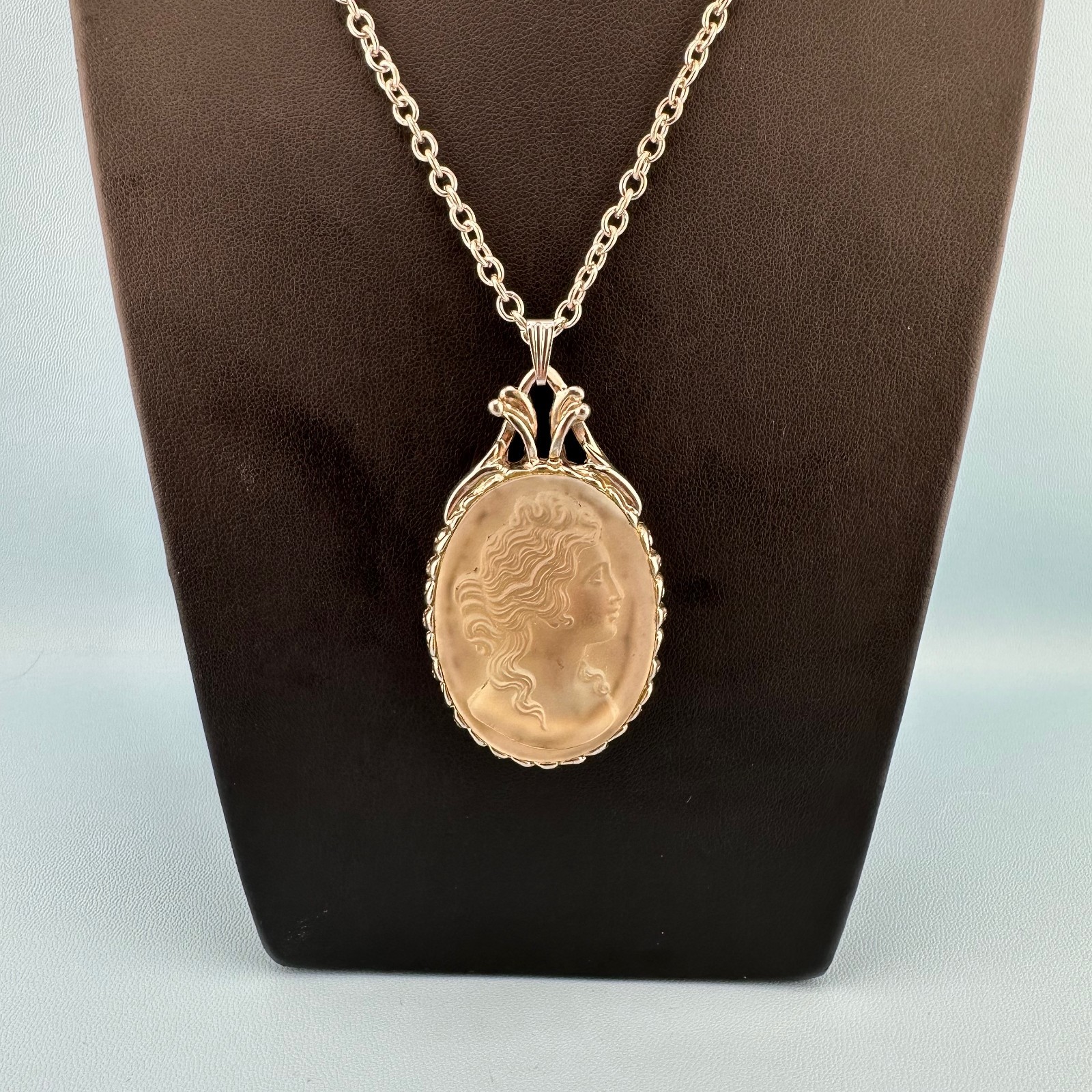 Vintage Frosted Opaque Glass Cameo Pendant Necklace Silver Tone Off White 28″
