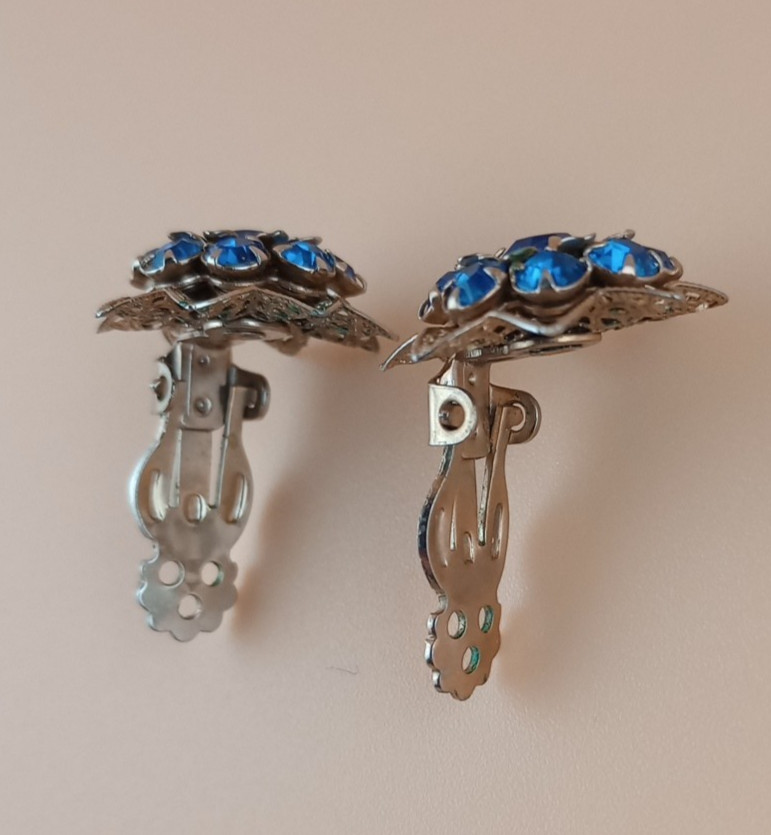 Vintage costume jewelry clip on earrings blue and gold colored metal, work great