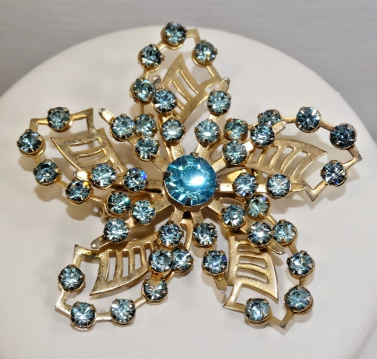 A11 VINTAGE RHINESTONE BROOCH PINWHEEL AQUA BLUE STONES GOLD METAL UNSIGNED