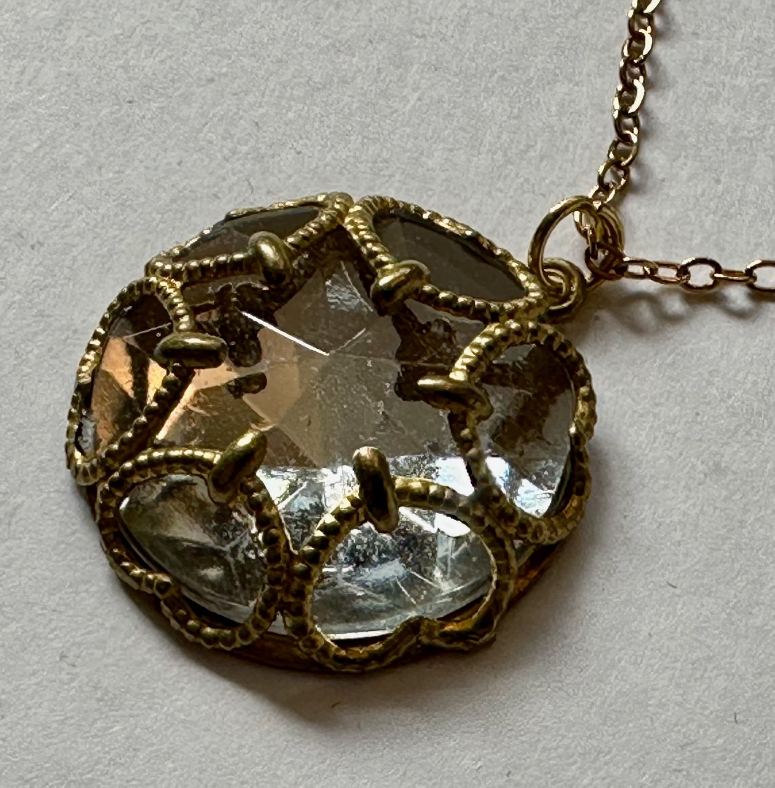 Vintage acrylic faceted plastic w brass heart design pendant 1″ Necklace 20″ GP