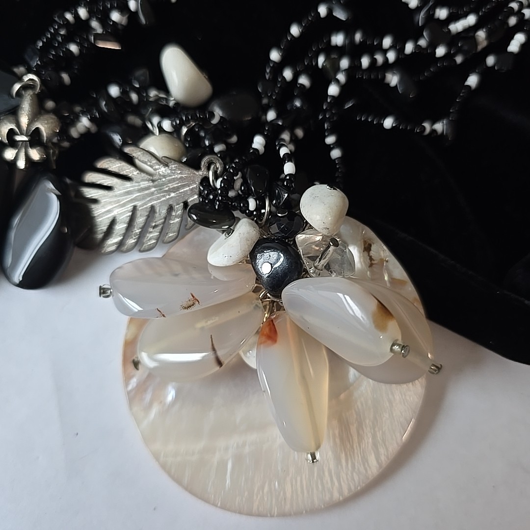 Vintage White Black Glass Seed Beads Shell Pendant Necklace 20″L