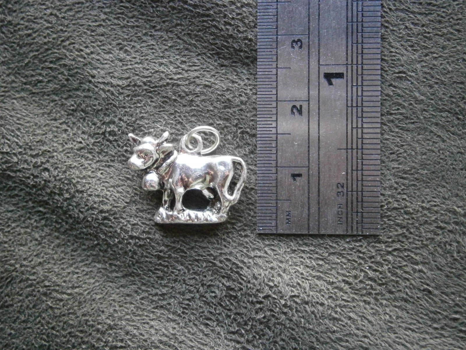 Dairy Cow with Bell Collar Vintage Shiny Silvertone Bracelet Charm Pendant 3.0g