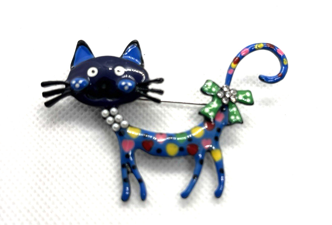 Colorful Enamel Cat Brooch Pin with Heart Patterns, Rhinestone Bow Pearl Collar