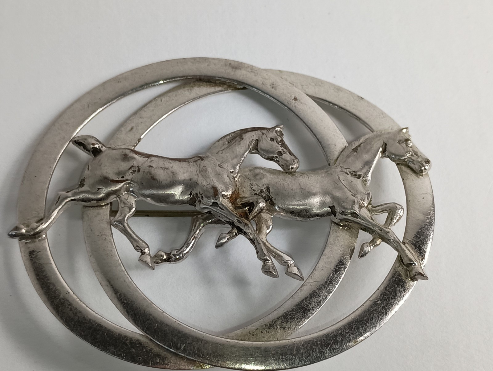VINTAGE SILVER TONE 2 RUNNING HORSE EQUESTRIAN PIN BROOCH ROUND 2 1/2″