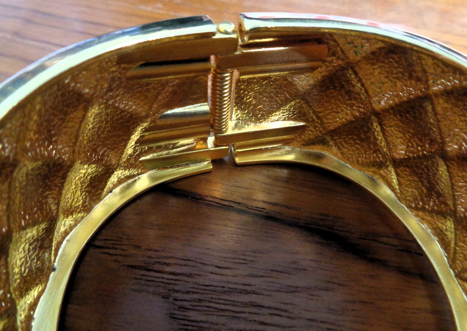 Lge GoldTone Diamond Pattern Hinge Bangle Bracelet -Unused- 2-7/8″x2-5/8″x1-1/4″
