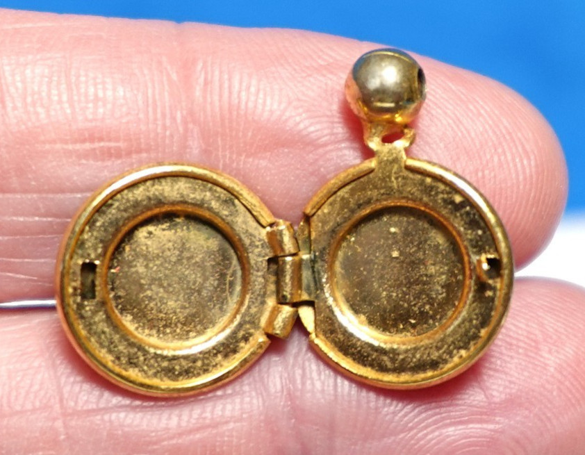 GOLD FILLED PURPLE ENAMEL ROUND LOCKET VINTAGE FLOWERS 12 MM 2.3 GMS J-462