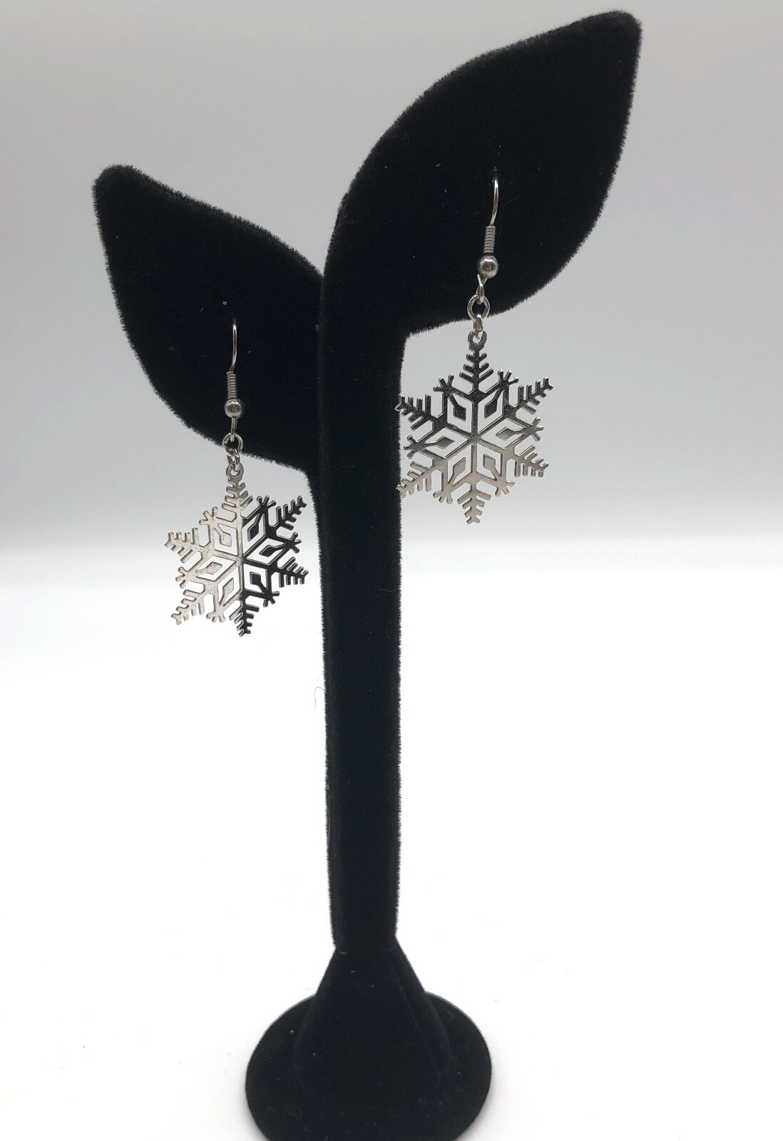 Vintage Pair of Snowflake Silvertone Earrings Winter Very Light weight