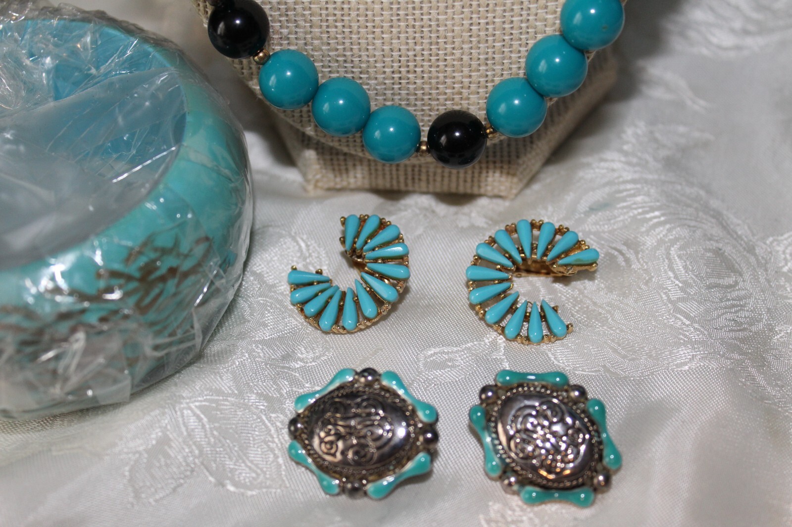 VTG LOT OF 3 TURQUOISE COLOR NECKLACES AND 2 CLIP EARRINGS + 1 WOOD BANGLE