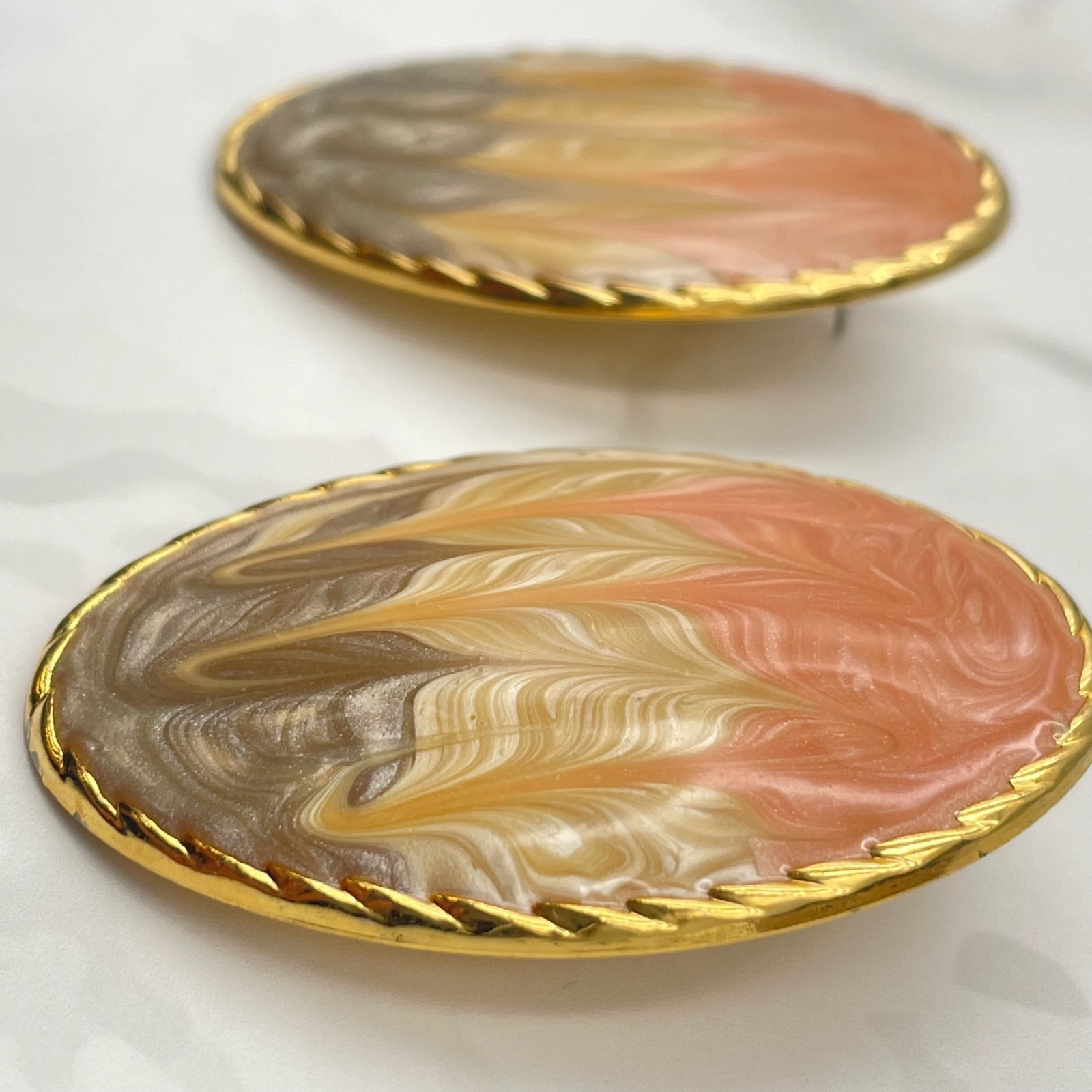Vintage VTG Swirl Enamel Gold Tone Clip-On Earrings Peach Brown Cream Oval