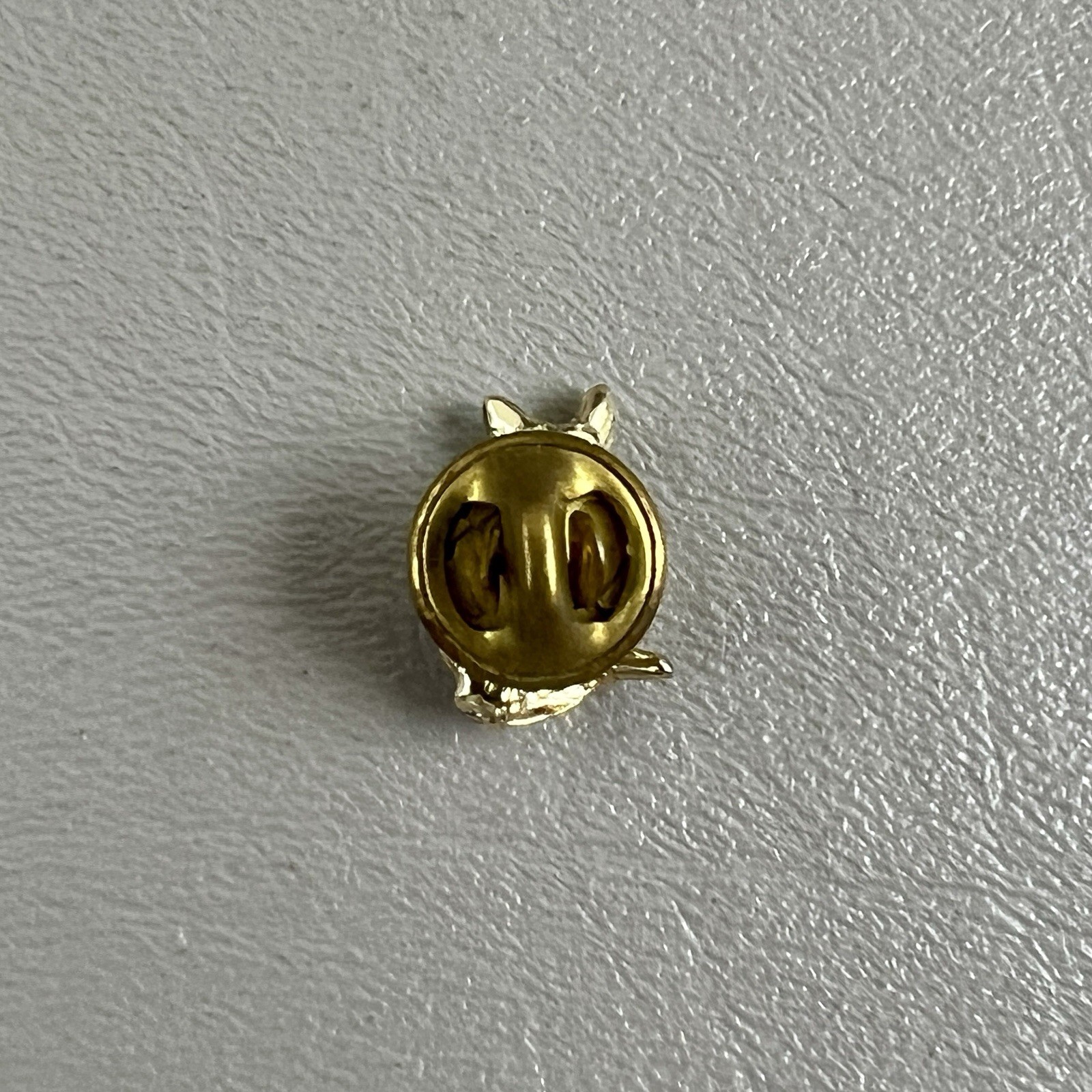 Vintage Gold Tone Faux Fresh Water Pearl Cat Kitty Lapel Pin .75″