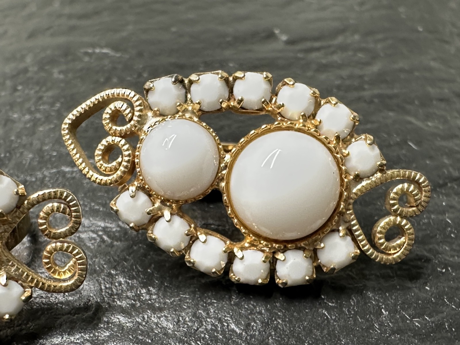 FIVE PAIR OF VINTAGE CLIP EARRINGS, DIFFERENT STYLES N12