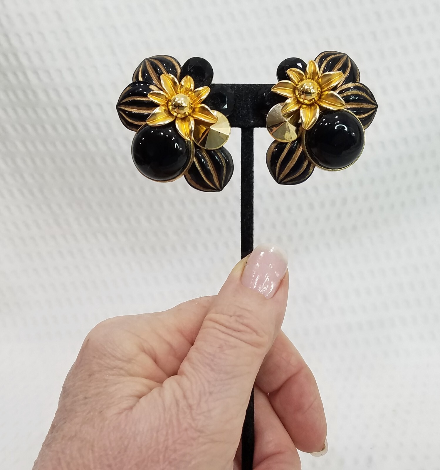 Vtg. Circa 1980s Black and Gold Tone Floral Cluster Clip-On Statement Earrings