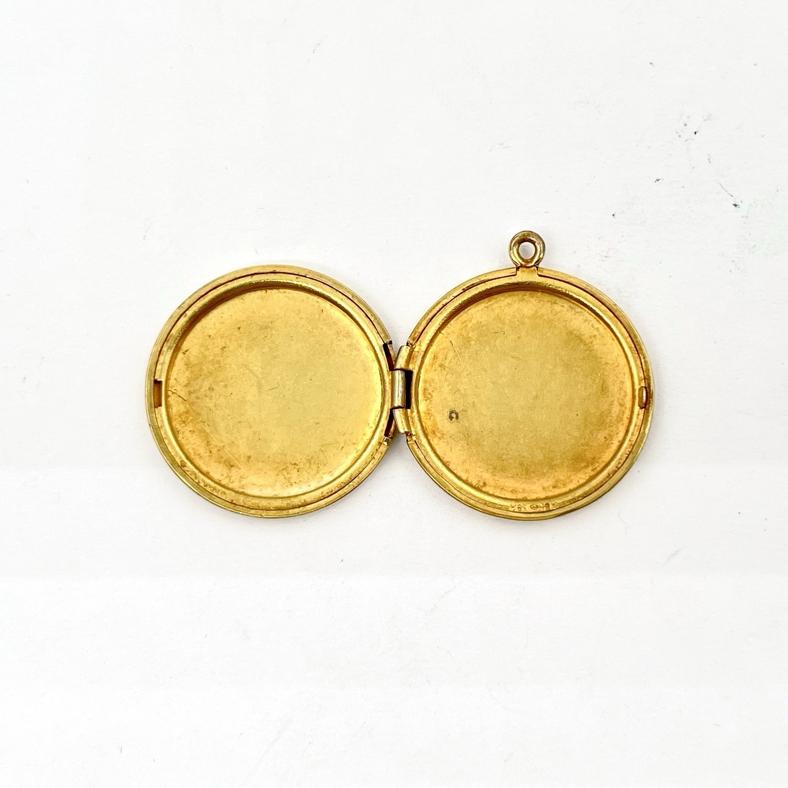 VTG 1/20 12k Gold Filled Round Locket Pendant w/ Engraved Floral Flower Design