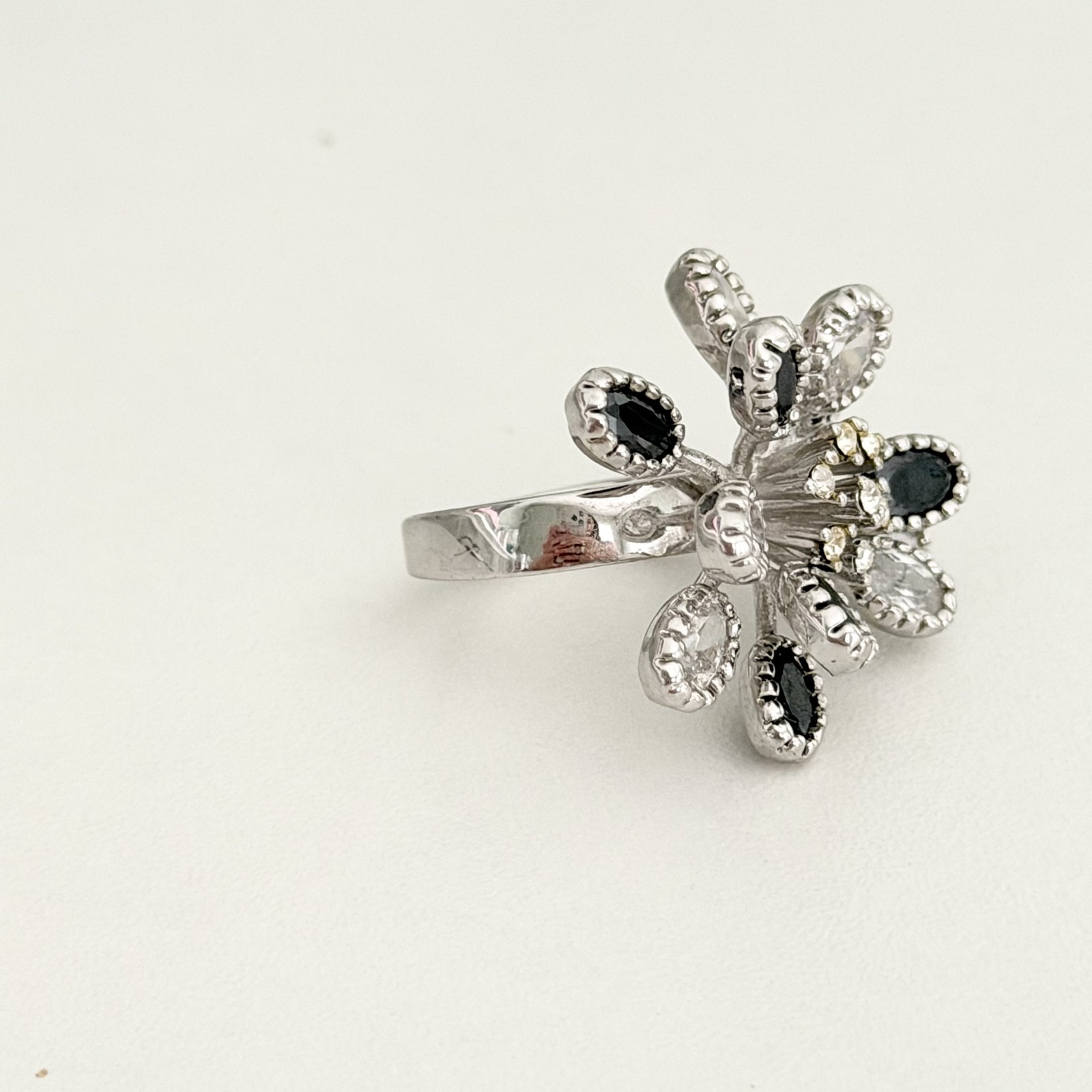 Vintage Glass Rhinestone White & Black Flower Sparkly Cluster Ring Size 6