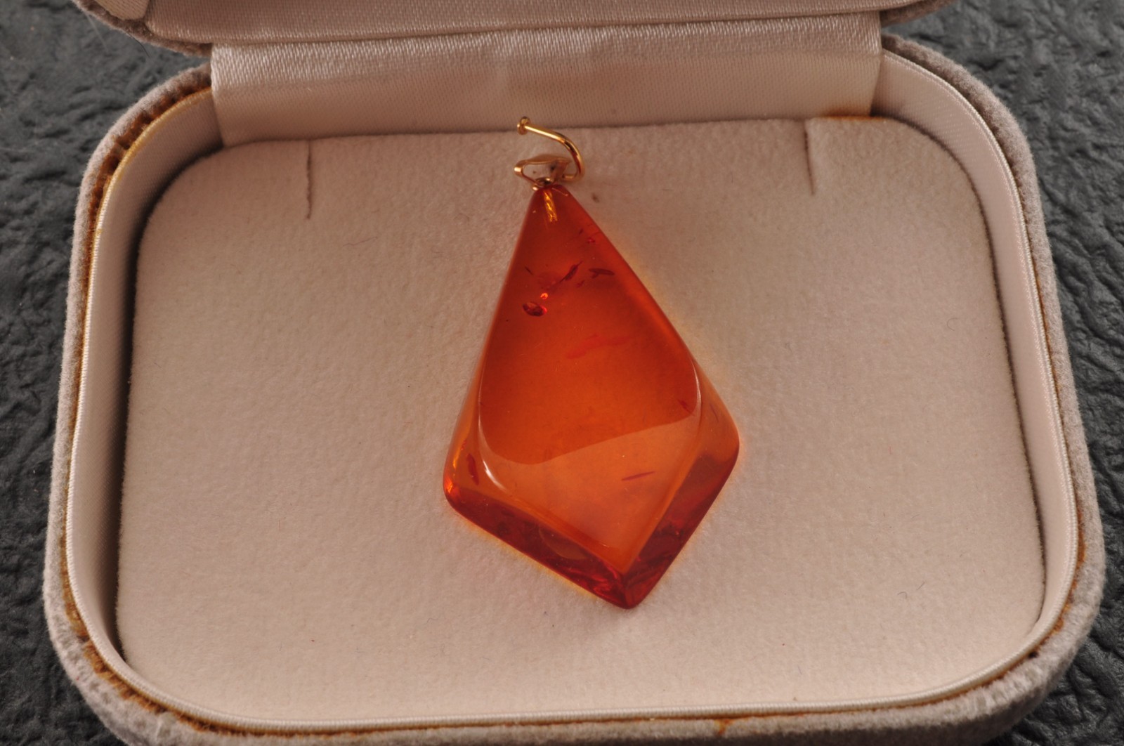 18k gold clasp “KUJI” Amber Pendant top Spindle shape (39mm (1.53in) 16.25ct).