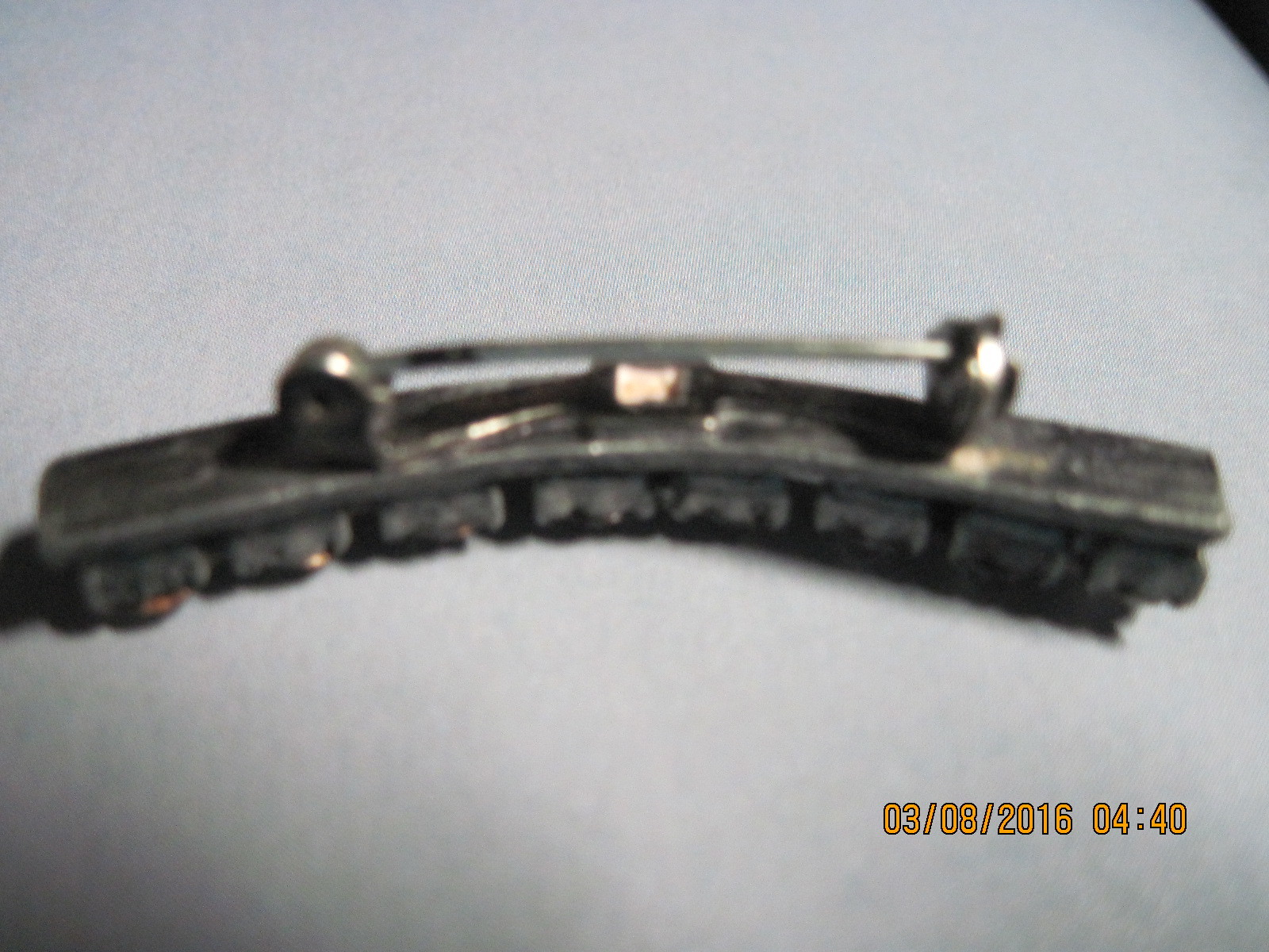 VINTAGE BEAUTIFUL SILVER/WHITE METAL/PEWTER? PRONG SET CRYSTAL CURVE PIN…#9042
