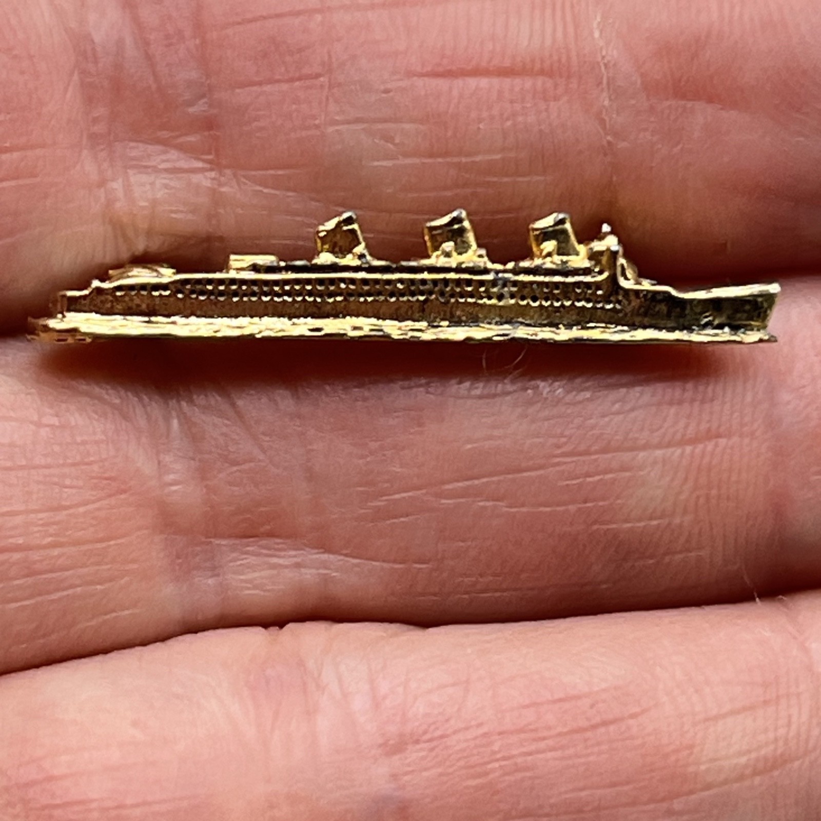Vintage Queen Mary Ship Brooch Long Beach California Souvenir Pin 1.25″