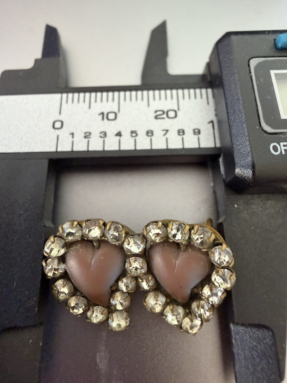 ANTIQUE VICTORIAN SAPHIRET GLASS & PASTE STONES “WITCH’S” HEART BRASS BROOCH PIN
