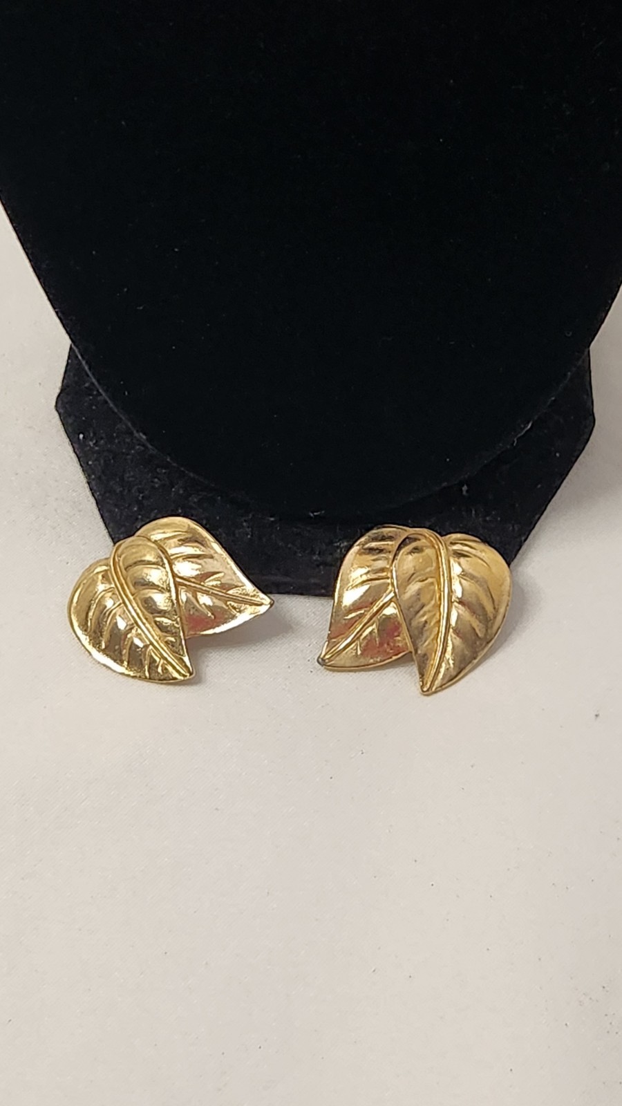 Vintage TRIFARI Gold Tone Jewelry Set Leaf Link Necklace with Earrings