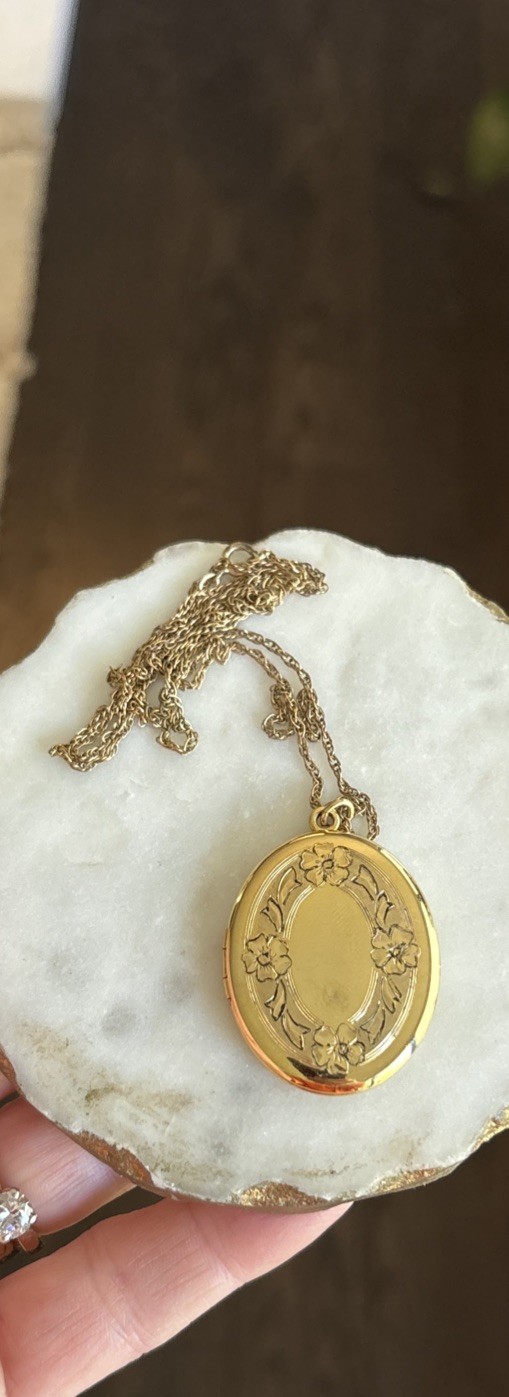 Vintage Etched Flowers Floral 1.5” Oval Locket With 24” Chain Holds Photos