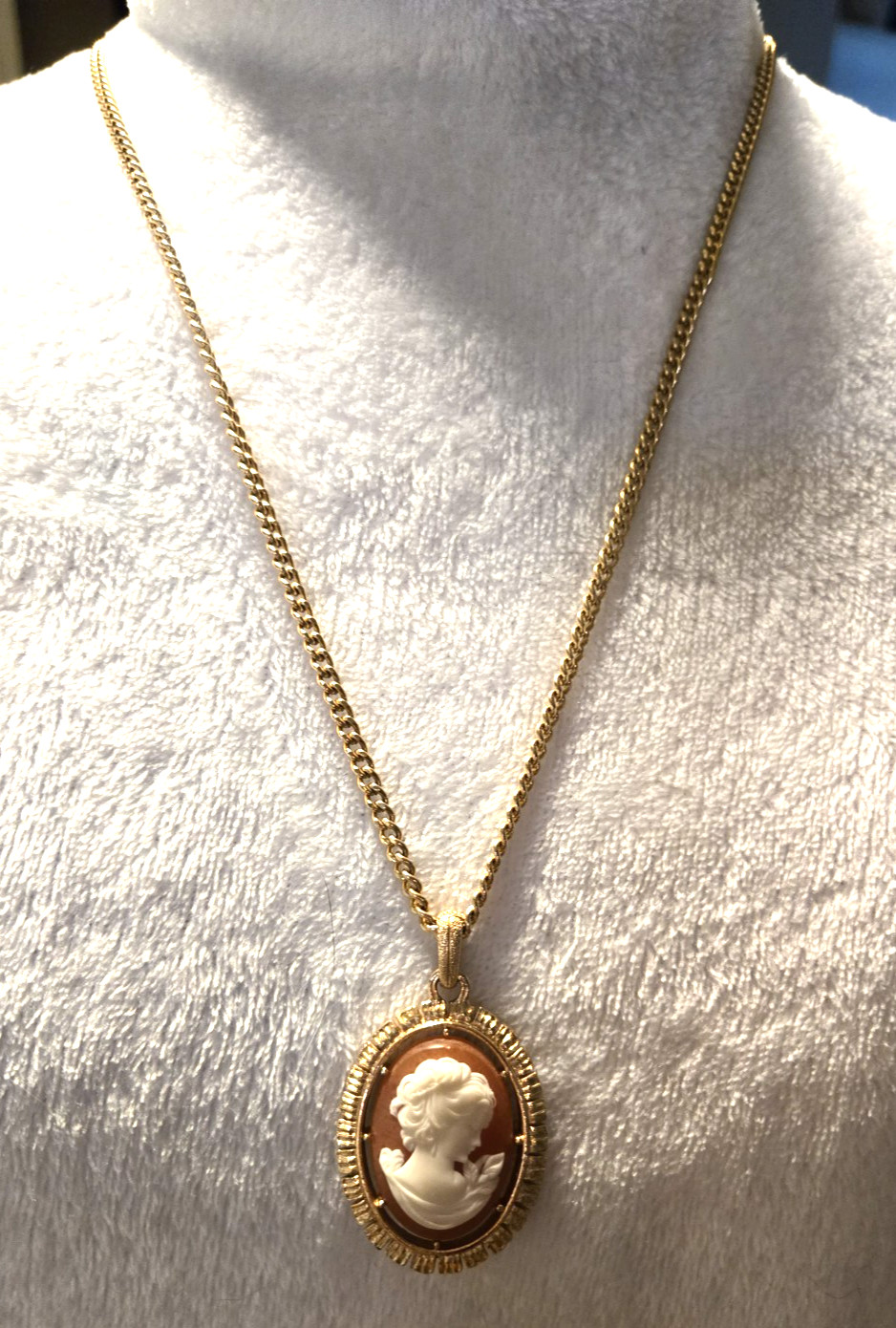 Vtg Cameo Gold Tone Necklace~~ 24 -1/2 in Long