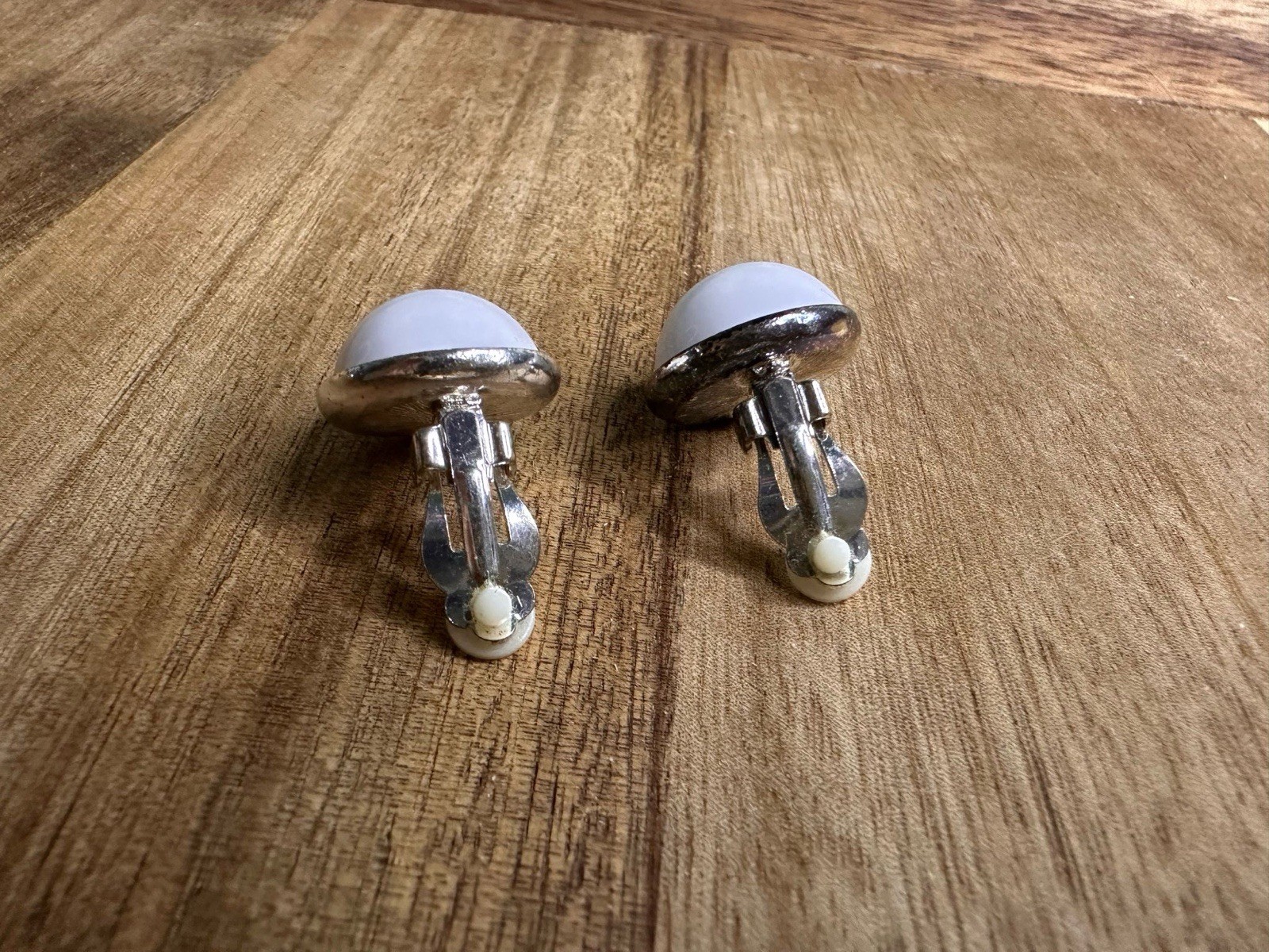 Vintage Round Silver Tone With White Plastic Clip On Earrings