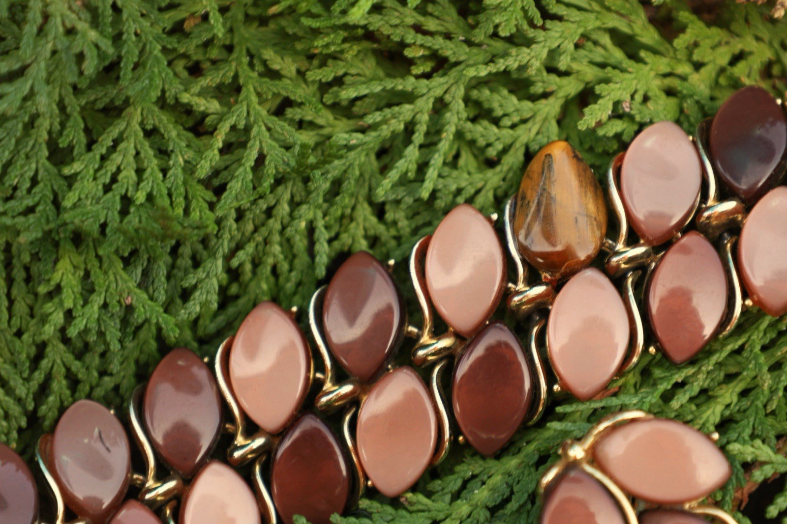 Lisner Thermoset Bracelet Earrings Set Brown Caramel Gold Tone Vintage 1950s