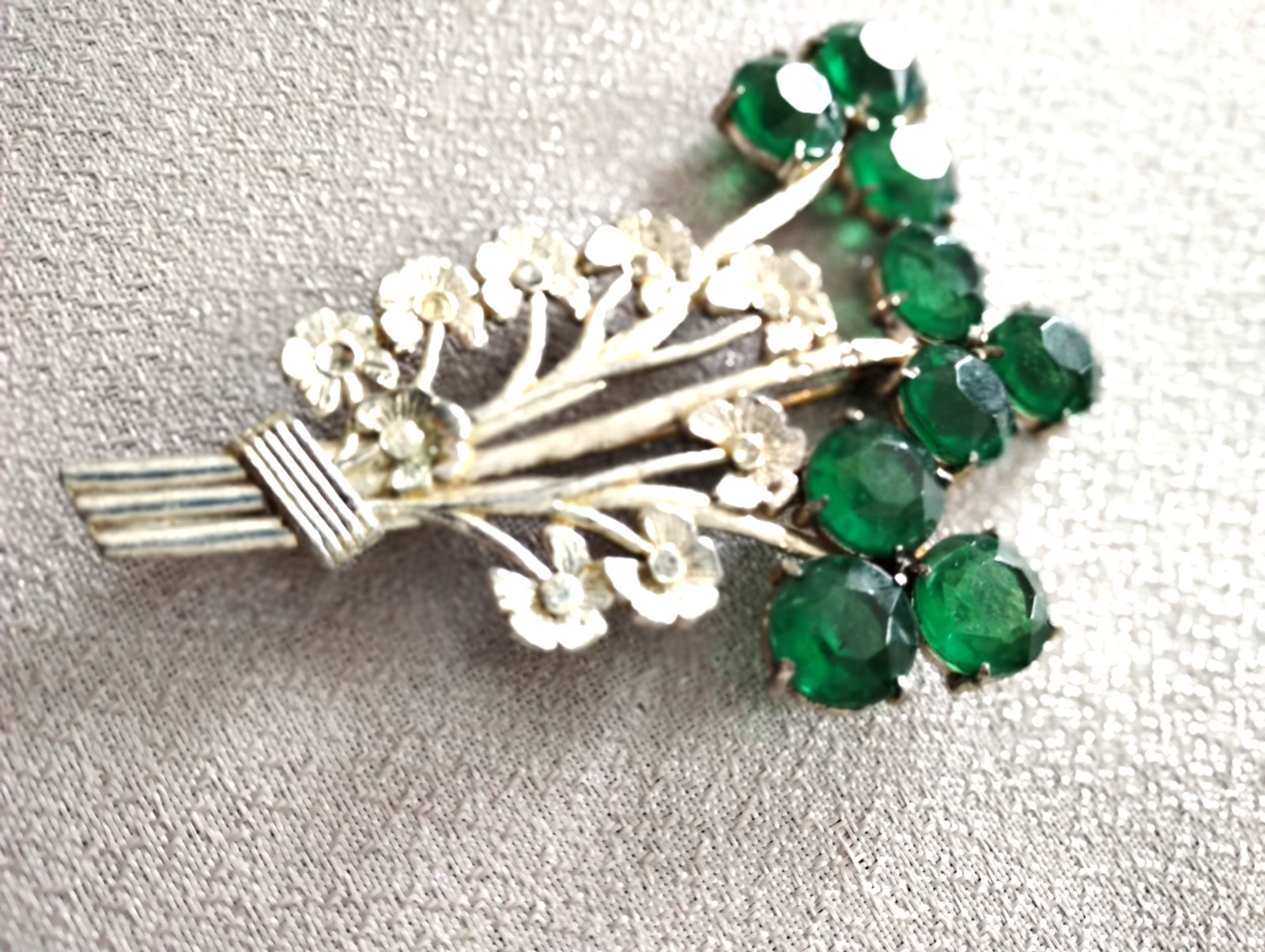 VTG LG GREEN GLASS FLORAL-BROOCH PIN SILVER TONE FITTINGS 1940-50’S LOVELY!